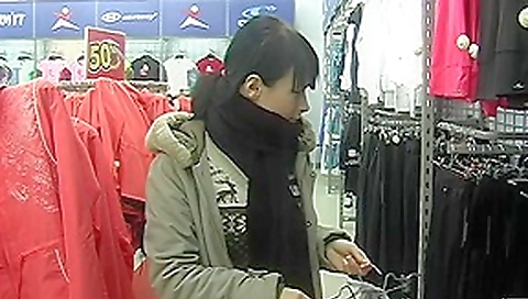 Engulfing 10-Pounder in public place is a turn on