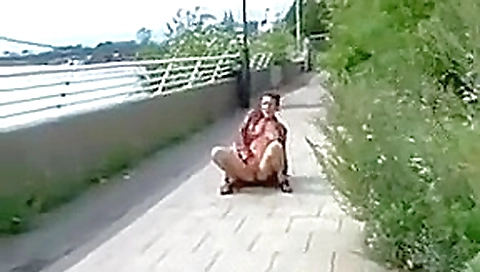 De bella aka shaz - huge public piss flashing